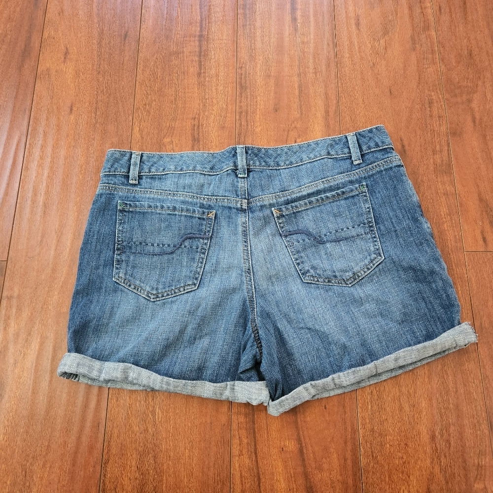 TOMMY HILFIGER DENIM ROLLED CUFFED JEAN SHORTS - Picture 2 of 4